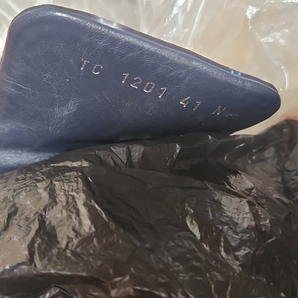 Authentic Louis Vuitton Navy and Cream Monogram Slides - Picture 5 of 5